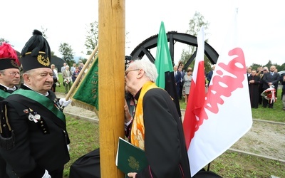 Ks. Tadeusz Faryś po wystąpieniu ucałował replikę krzyża sprzed 42 lat.