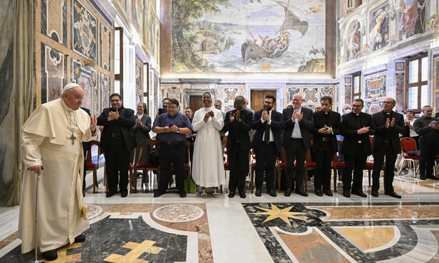 Papież: potrzeba liturgii, która nie jest światowa