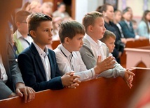 Dzieci w czasie Mszy św. w kościele Wniebowzięcia NMP w Olesznej.