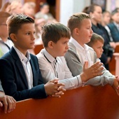 Dzieci w czasie Mszy św. w kościele Wniebowzięcia NMP w Olesznej.