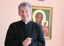 Ks. Andrzej Krasowski zachęca do pielgrzymowania do Matki Bożej.
