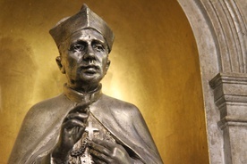 Figura przedstawiająca bł. biskupa Leona Wetmańskiego w niszy ołtarza głównego katedry płockiej. Biskup pomocniczy był jednym z męczenników II wojny światowej.