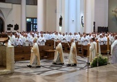 Abp Skworc do księży: Niech w czasie codziennej Eucharystii spada na was ogień łaski