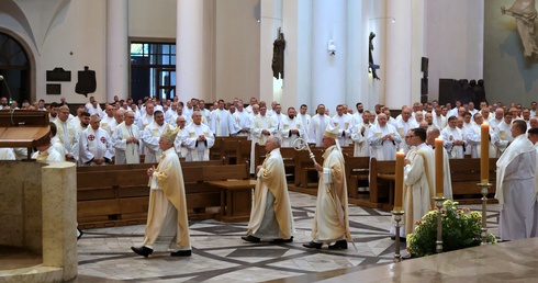 Abp Skworc do księży: Niech w czasie codziennej Eucharystii spada na was ogień łaski