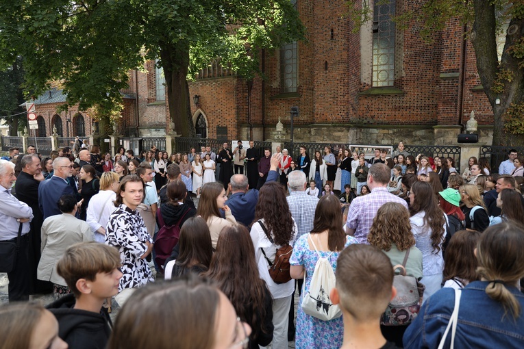 Zawiązanie wspólnoty przed bazyliką katedralną.