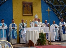 Błogosławieństwo kończące rocznicową Eucharystię.