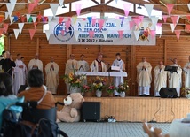 Msza św. odbyła się w miejscu festynu, by ułatwić osobom z niepełnosprawnościami wzięcie w niej udziału.