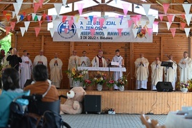 Msza św. odbyła się w miejscu festynu, by ułatwić osobom z niepełnosprawnościami wzięcie w niej udziału.