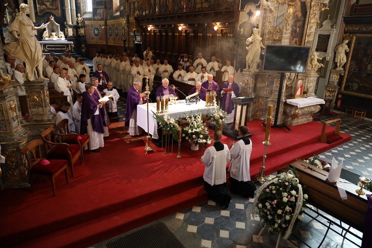 Liturgii pogrzebowej przewodniczył abp Wacła Wepo, matropolita częstochowski.