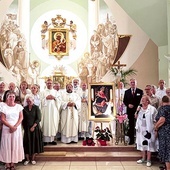 Kapłani i uczestnicy dnia skupienia przy wizerunku  MB z Pompejów.