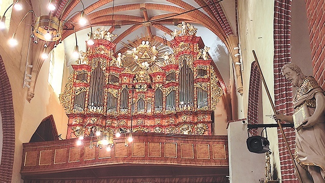 ►	Organy wypełniają całą tylną ścianę świątyni.