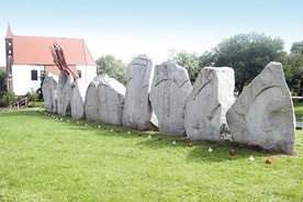 ▲	Pomnik Pamięci Ofiar Lubina ‘82 przy wzgórzu zamkowym w Lubinie.