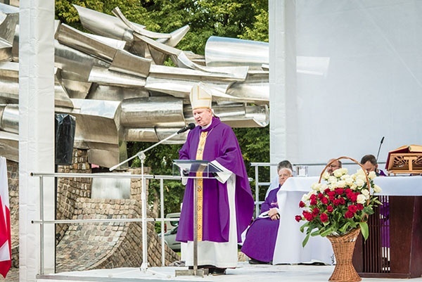 – Broniąc ojczyzny, złożyli na jej ołtarzu swoje życie  – mówił bp Wiesław Szlachetka.