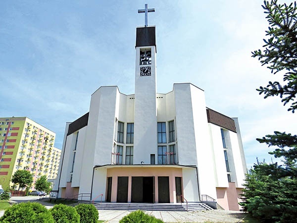 Świątynia położona jest w dominującej nad miastem dzielnicy.