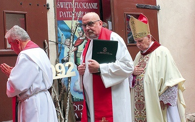 Modlitwie przewodniczył biskup gliwicki; w środku diecezjalny duszpasterz strażaków ks. Piotr Faliński.