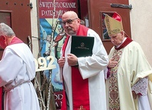 Modlitwie przewodniczył biskup gliwicki; w środku diecezjalny duszpasterz strażaków ks. Piotr Faliński.