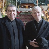 Ksiądz infułat Paweł Pyrchała (po prawej) i ks. Józef Dorosz, poprzedni i obecny proboszcz parafii św. Józefa w Zabrzu.