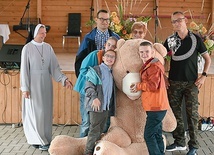 ▲	Przedstawiciele Domu Pomocy Społecznej dla Dzieci i Młodzieży ze Ścinawki Średniej prowadzonego przez siostry terezjanki odbierają nagrodę.