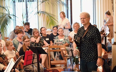 ▲	Przez trzy dni Poldek Twardowski ćwiczył kompozycje z chórzystami, do których w czasie prób generalnych  dołączyli instrumentaliści.