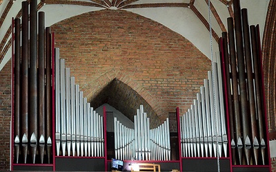 ▲	Wraz z zainstalowaniem w kościele nowych organów zrodziła się inicjatywa,  by zainaugurować koncerty.