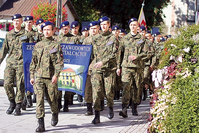 ▲	Placówka w Nidzicy kształci uczniów m.in. w liceum w klasie o profilu wojskowym.