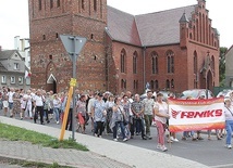 Pielgrzymi wyruszyli z kościoła Mariackiego w Polanowie.