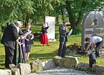 W modlitwie na cmentarzu w Czarnym Dunajcu uczestniczył m.in. proboszcz ks. Krzysztof Kocot.
