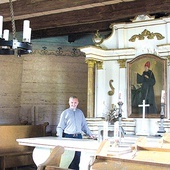 ▲	Ksiądz Jarosław Borek, duszpasterz tej parafii, sprawuje tu Msze św.  przy świecach.