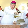 ◄	Metropolita wrocławski namaścił ołtarz krzyżmem, okadził go i umieścił w nim relikwie bł. ks. Popiełuszki.