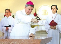 ◄	Metropolita wrocławski namaścił ołtarz krzyżmem, okadził go i umieścił w nim relikwie bł. ks. Popiełuszki.