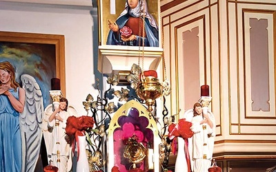 ▲	Podobnych miejsc jest tylko kilka w całej Polsce. Na zdjęciu ołtarz boczny z nowym relikwiarzem z fragmentem szaty świętej.