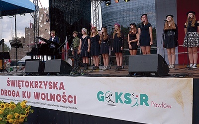▲	Oprócz artystów znanych publiczności w Polsce, na scenie zaprezentowały się zespoły z gminy Pawłów.