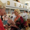 ▼	Biskup Marek Solarczyk dziękuje pani Ewie za lata pracy.