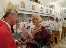 ▼	Biskup Marek Solarczyk dziękuje pani Ewie za lata pracy.