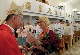 ▼	Biskup Marek Solarczyk dziękuje pani Ewie za lata pracy.