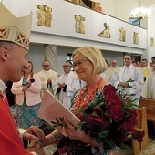 ▼	Biskup Marek Solarczyk dziękuje pani Ewie za lata pracy.