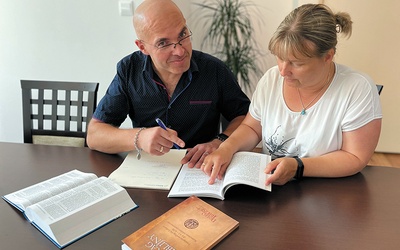 Z „Kręgu Biblijnego”  od lat korzystają Maria Frudzińska i Piotr Sarlej.