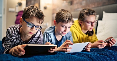 Dla młodych nowe technologie są jak proteza – wyręczają ich w wielu sprawach. Bez tej protezy często stają się bezradni.