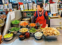 Koreańczycy nie wyobrażają sobie potraw bez kimchi, czyli kiszonek najczęściej z kapusty pekińskiej z różnymi dodatkami.