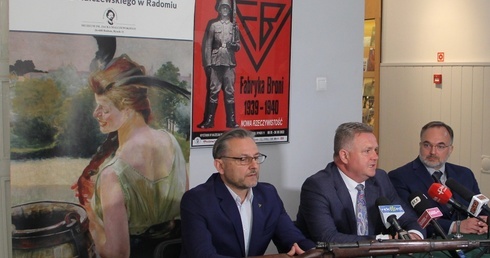 O wystawie mówili (od lewej) Mariusz Król, Adam Duszyk i Paweł Ślusarz.