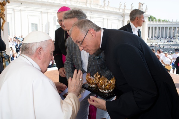 Papież Franciszek pobłogosławił nowe korony dla piety skrzatuskiej