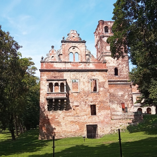 Pałac w Sławikowie i Zamek w Tworkowie 