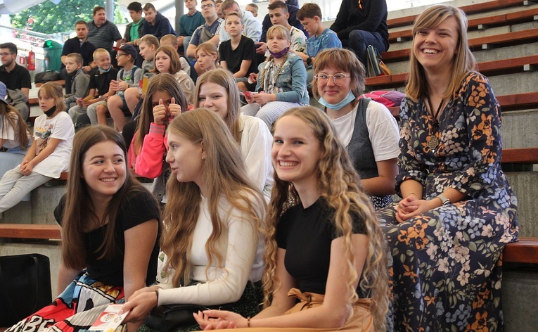 Młodzi w żywieckim amfiteatrze na inauguracji roku formacyjnego we wrześniu 2021 roku.