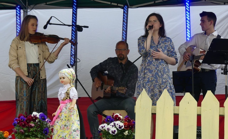 Zespół Ahawa na scenie Festiwalu Życia i Rodziny w Cieszynie.