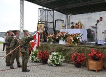 Msza św. polowa na nadwiślańskim bulwarze w Sandomierzu.