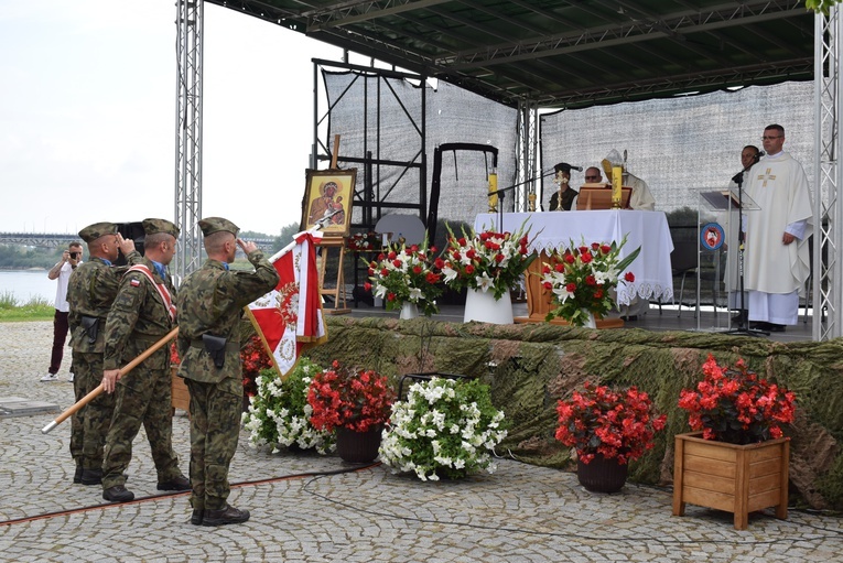 Msza św. polowa na nadwiślańskim bulwarze w Sandomierzu.