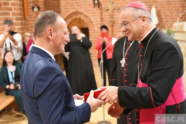 Wręczenie odznaczenia Zasłużony dla Diecezji Zielonogórsko-Gorzowskiej