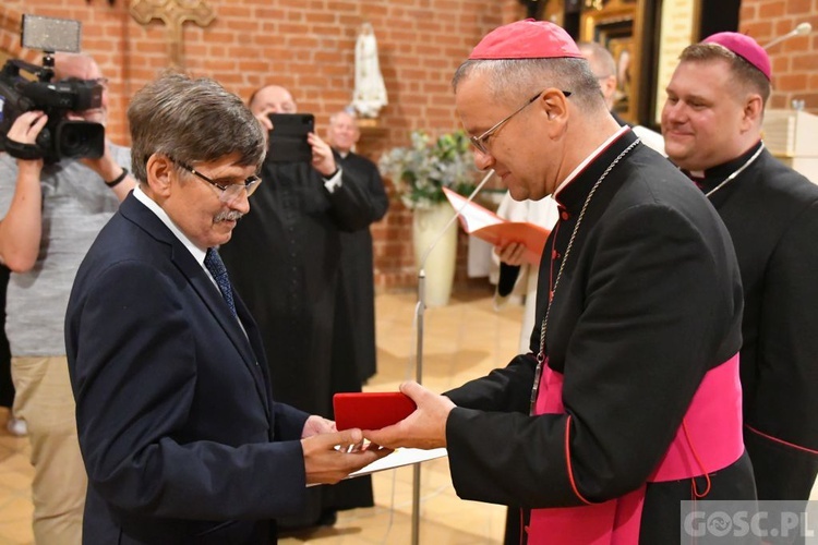 Wręczenie odznaczenia Zasłużony dla Diecezji Zielonogórsko-Gorzowskiej