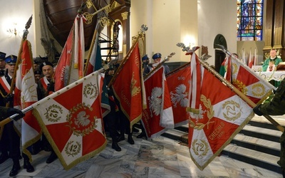 Przy udziale oficjalnych delegacji i obecności pocztów sztandarowych Mszy św. w kościele garnizonowym przewodniczył bp Marek Solarczyk.