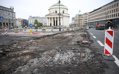 Robotnicy odkopali na pl. Trzech Krzyży zabytkowy bruk i tory tramwajowe